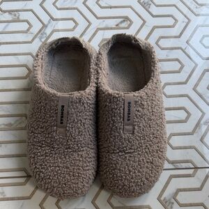 Men’s Bombas Sunday Slip-On Slippers in Taupe size 9